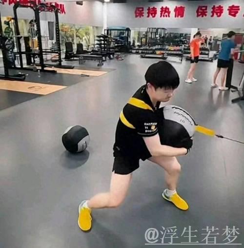 孙颖莎迎27小时5赛挑战，0点下班太辛苦，体能考验极限